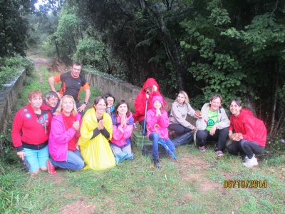 Aquest diumenge s'ha fet la romeria a la Salut de Terrades. Una dotzena de veïns de Borrassà hi han anat caminant tot i la pluja.